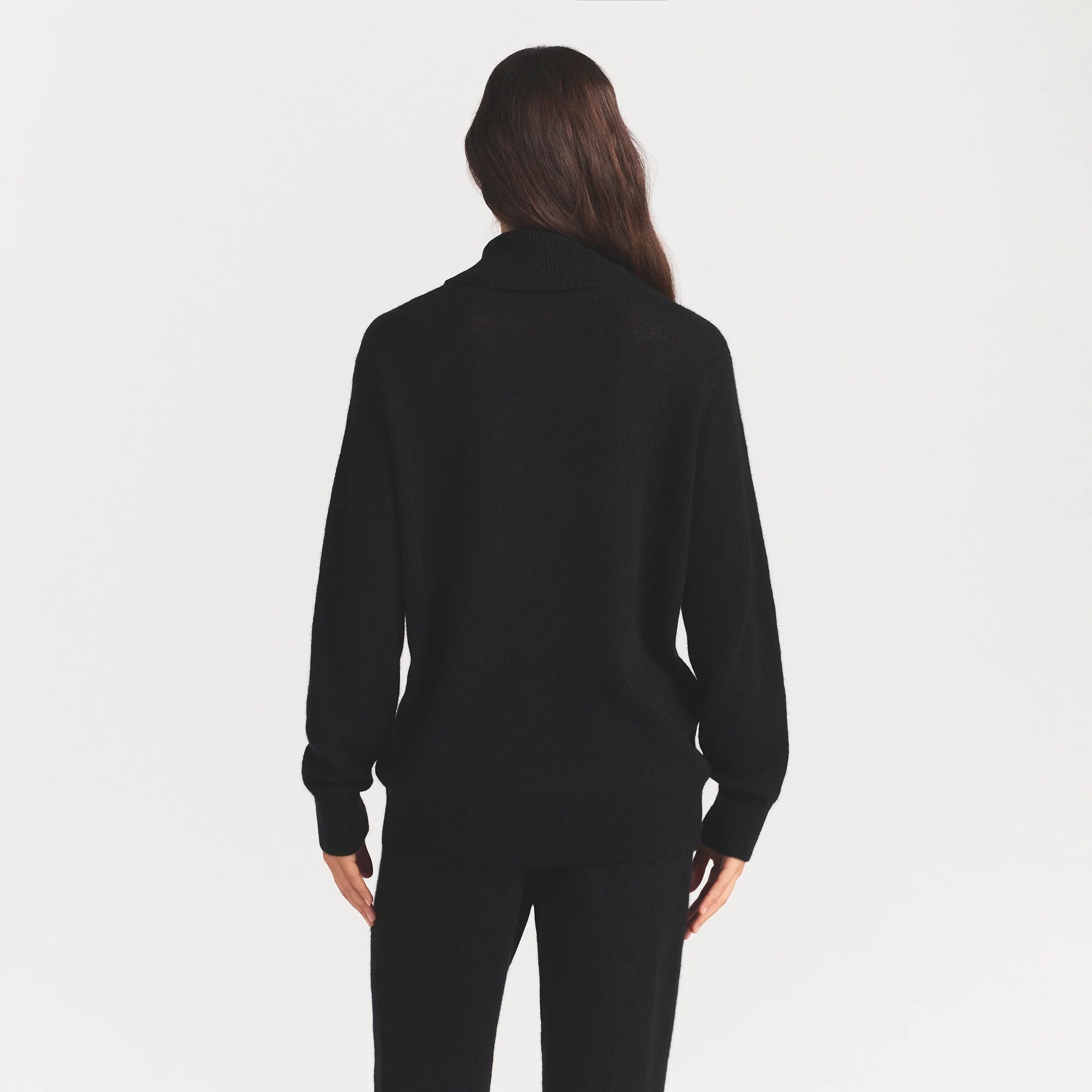 AIRY CASHMERE TURTLENECK | ONYX